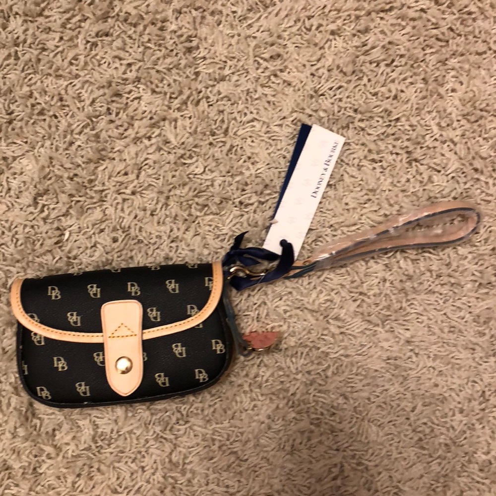 Dooney and Bourke clutch